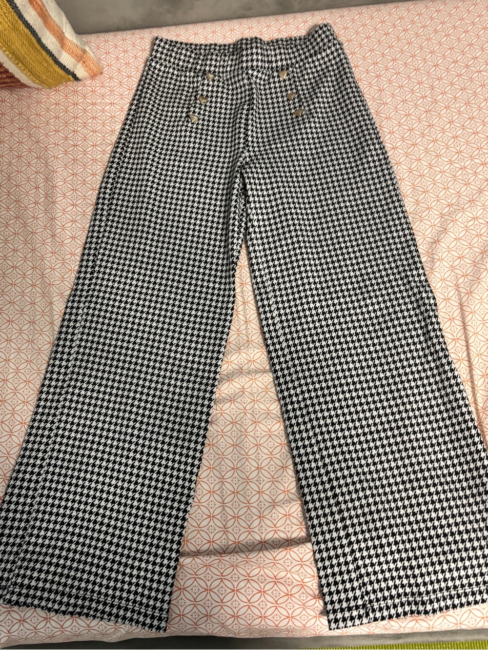 Old Navy Girls houndstooth Pants w/ Gold Heart Buttons, Fits Women’s Size 2
